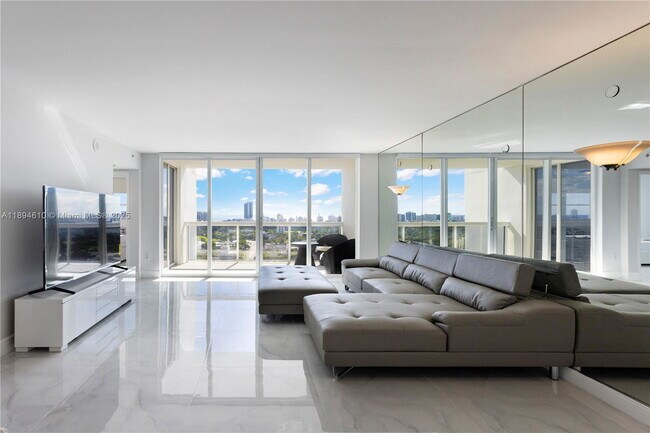 Building Photo - 1800 Sunset Harbour Dr