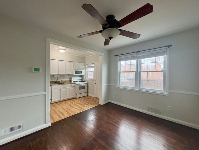 Building Photo - Charming 3-Bedroom Townhome with Modern Amenities in Parkville!