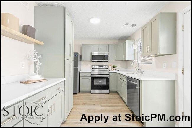 Building Photo - 1860 Meadowlawn Dr