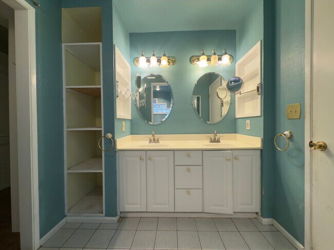 Building Photo - 31551 Wagon Wheel Dr