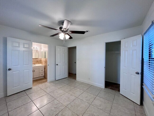 Building Photo - 6200 Palm Cir