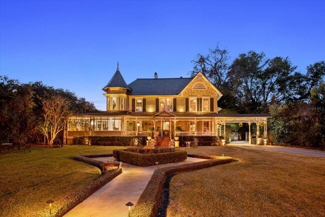 Building Photo - Queen Anne Victorian Estate