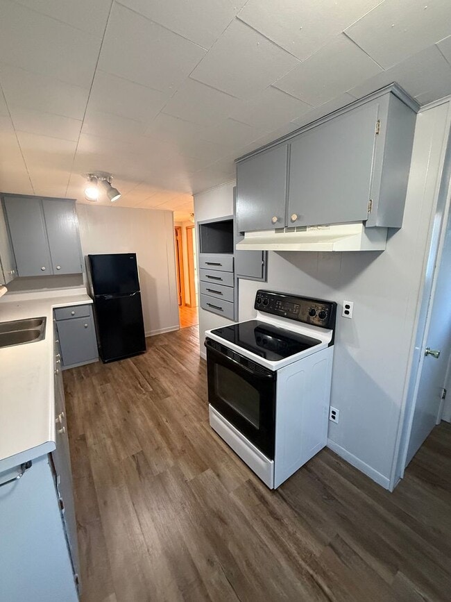 Building Photo - Lake House