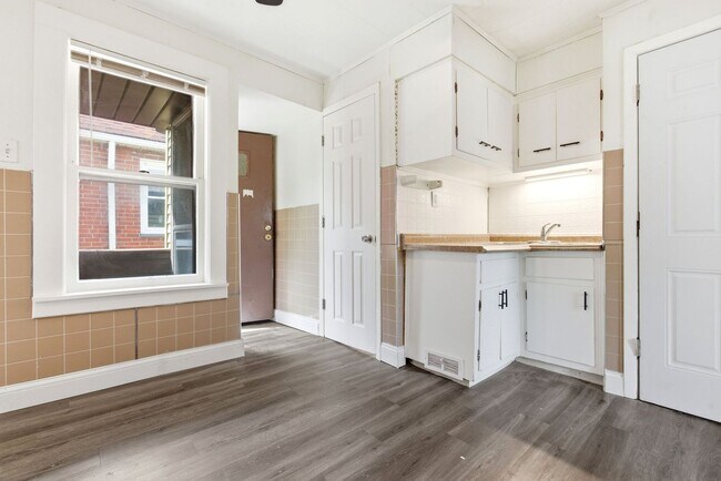 Building Photo - 689 Midland Ave