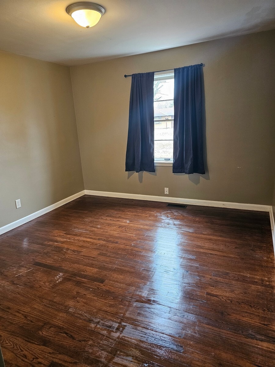 Building Photo - 2025 E 47th St