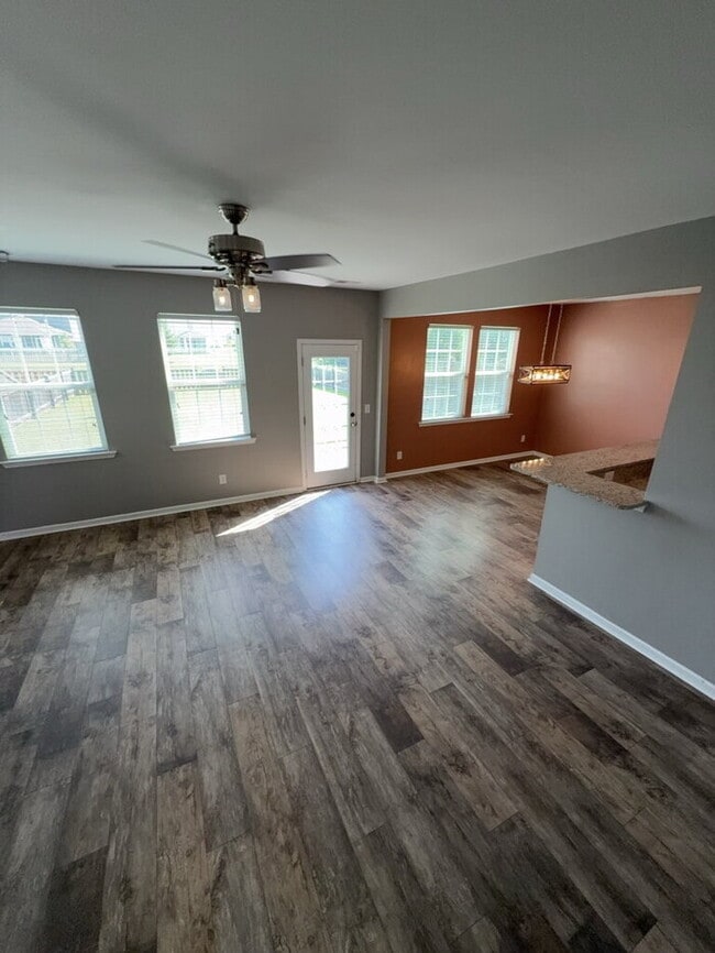 Building Photo - 838 Redbud Ln