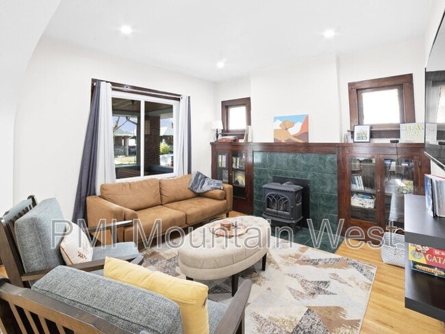 Building Photo - 647 Bryan Ave