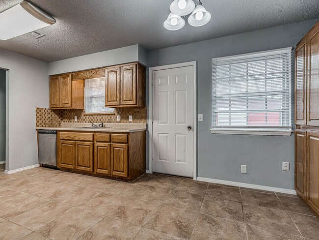 Building Photo - Adorable 4 bedroom home in the heart of Co...