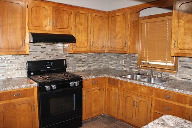 Building Photo - Move in Special - 3bed 2 bath in KCK off T...