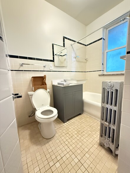 Building Photo - 3235 W Dickens Ave