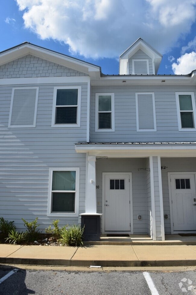Building Photo - Available June 1 Three Bedroom Townhouse a...