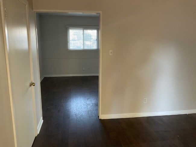 Building Photo - 515 Cave Ln