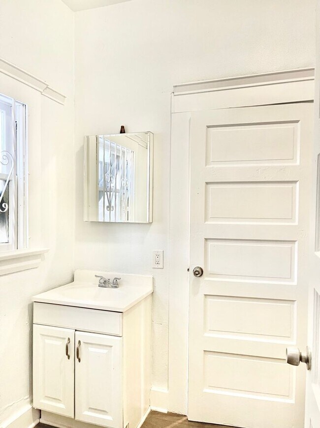 Building Photo - 1651 11th Pl