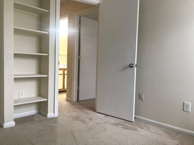 Building Photo - End Unit Townhouse in Virginia Beach