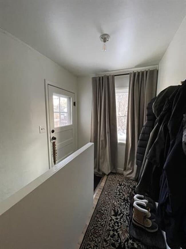 Building Photo - Beautiful remodeled 2 bedroom, 1 bath hous...