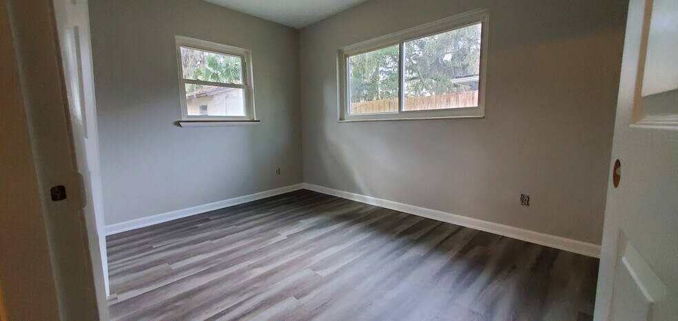 Building Photo - 1104 Sebago Ave N