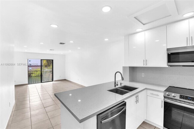 Building Photo - 7668 SW 152nd Ave