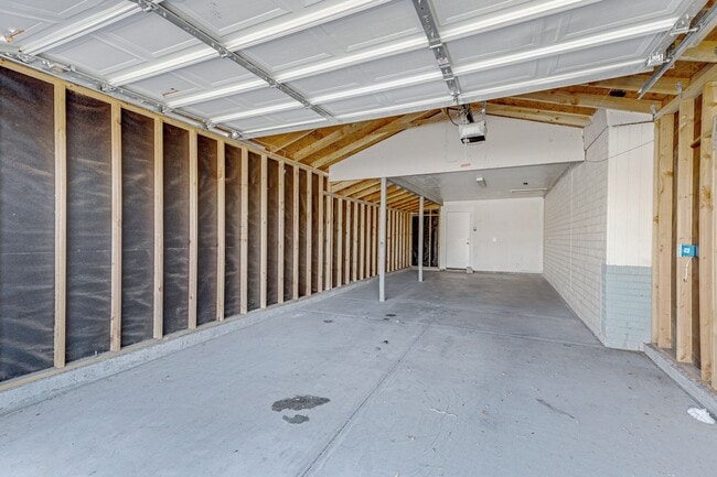 Building Photo - Spacious & Stylish 4/2 – Just  2 Miles fro...