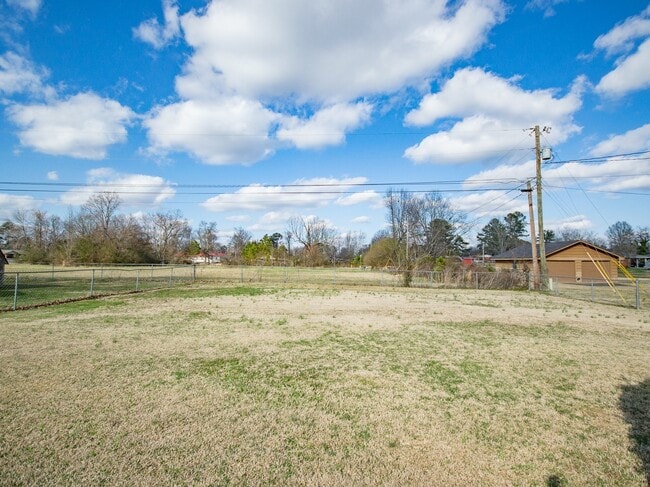 Building Photo - Great location near downtown Athens! Lawn Care included, new LVP flooring! Fenced yard!