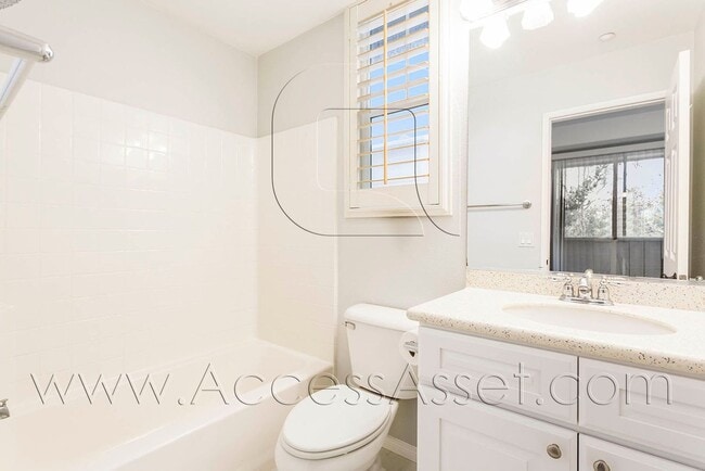Building Photo - Beautiful 3 Bed/3.5 Bath Condo In Tustin!