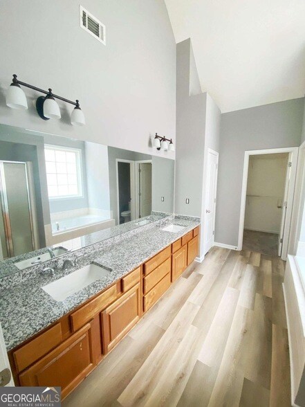 Building Photo - 675 Millbrook Villa Dr