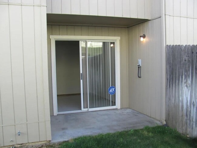 Building Photo - 461 Summertree Ln