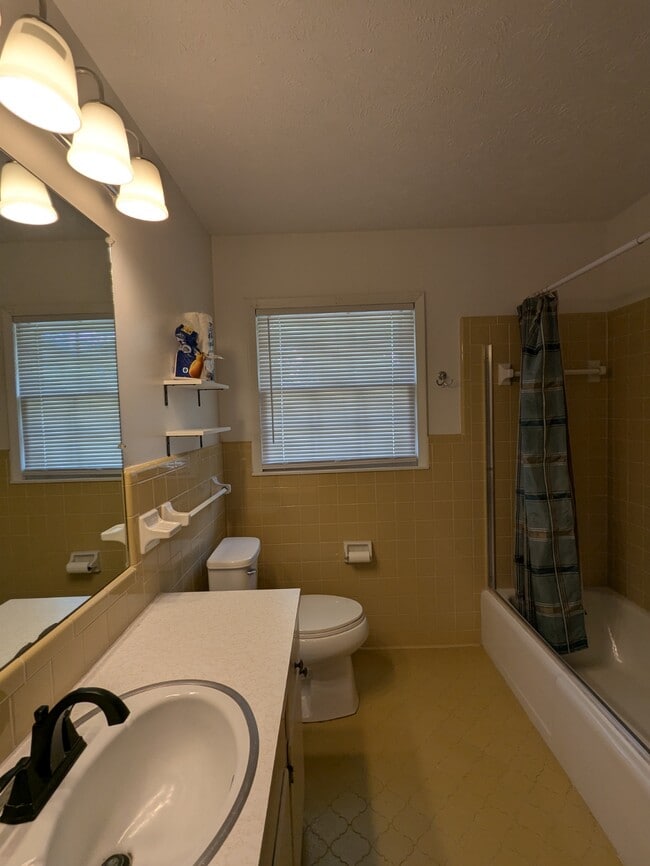 Building Photo - 813 McLemore Dr