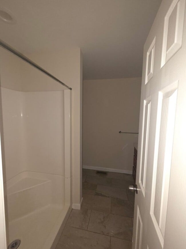 Building Photo - Spacious 5-Bedroom Home for Rent in Goshen...