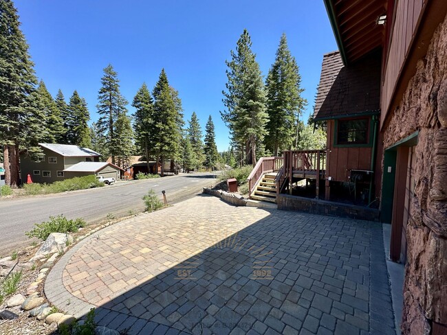 Building Photo - Beautiful Mountain Home w 2 Car Garage!