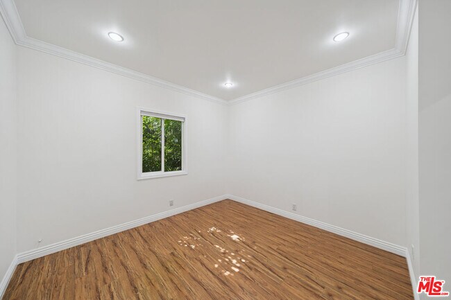 Building Photo - 6680 De Longpre Ave