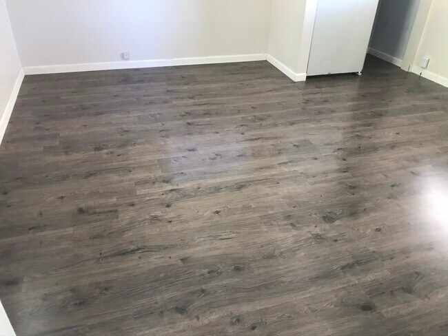 Room floor - 542 Bonita Ave