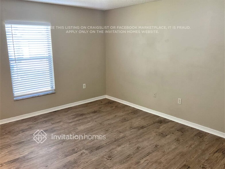 Building Photo - 2174 E Gloria Dr