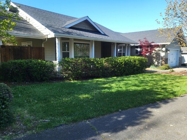 Building Photo - 3 bed 2 bathHome for Rent in Grants Pass