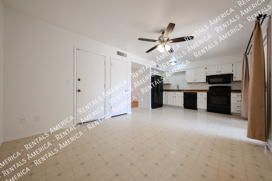 Building Photo - 719 W Palomino Dr