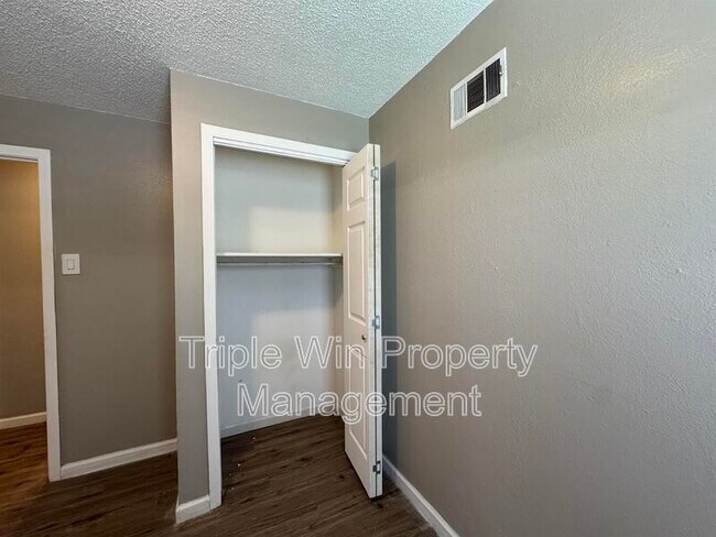 Building Photo - 9609 Winkler Dr