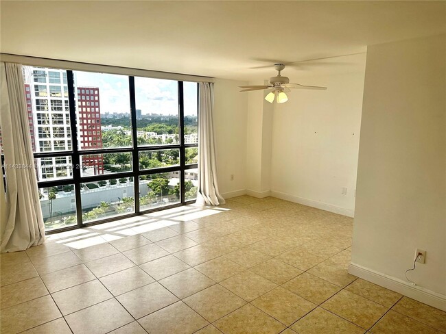 Building Photo - 1450 Brickell Bay Dr