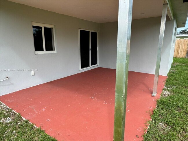 Building Photo - 1020 NW 45th Ct
