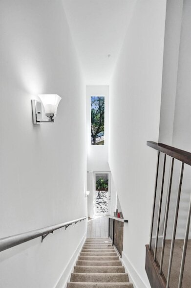 Building Photo - 480 NE 35th Ct