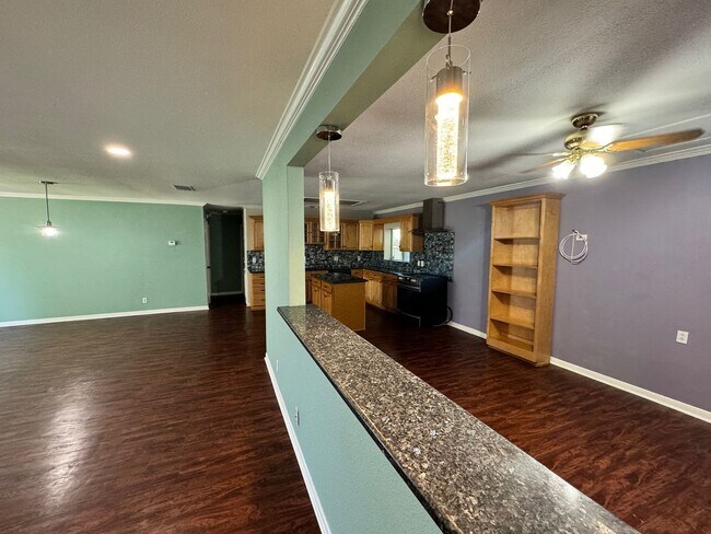 Building Photo - Move In Special! Roomy 2 bedroom 1 bath in...