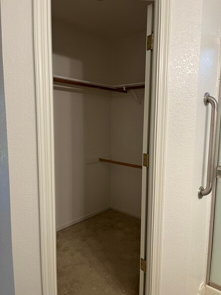 Building Photo - 2128 Jayhawk Dr