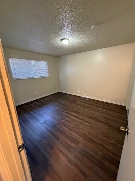 Building Photo - 3044 N Fruit Ave