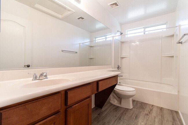 Building Photo - GORGEOUS 3BED 2.5 BATH HOME  NEAR CRIMSON/US60