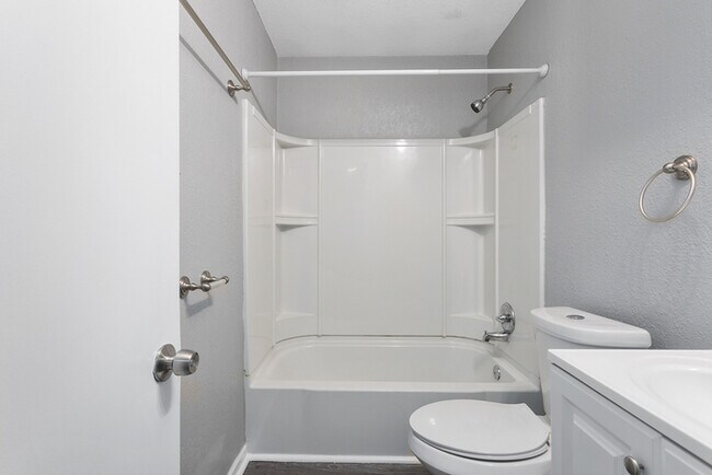Building Photo - Newly rehabbed 3 bed 1.5 bath in Raytown