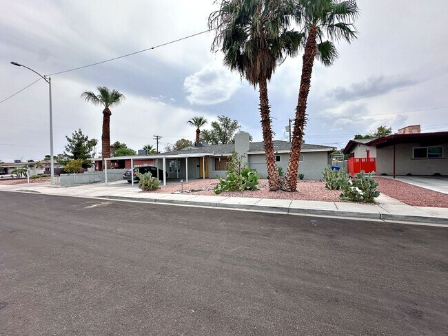 Building Photo - 812 Bracken Ave