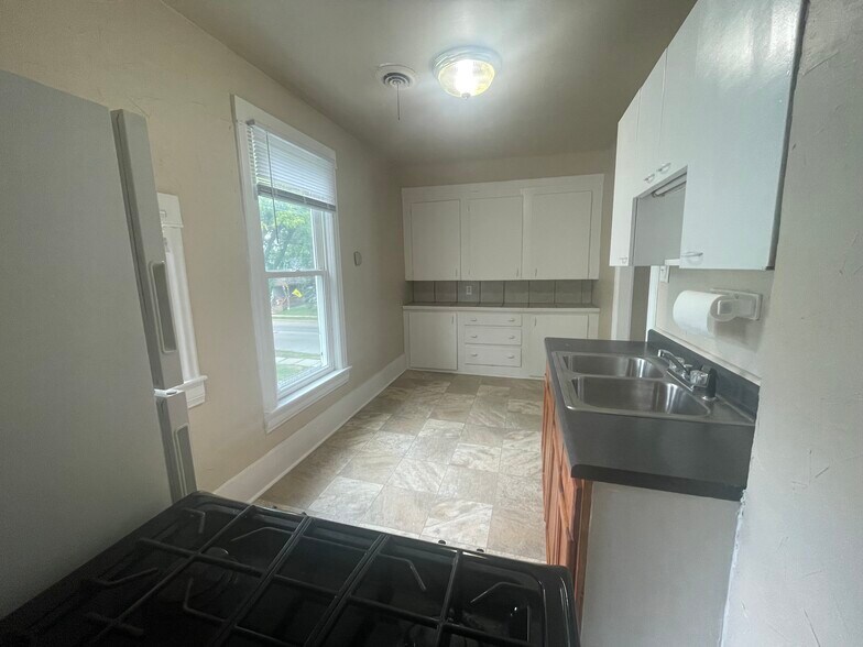 Building Photo - 196 E 9th St