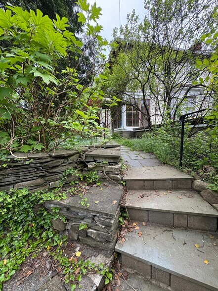 Building Photo - 608 Ackerman Ave