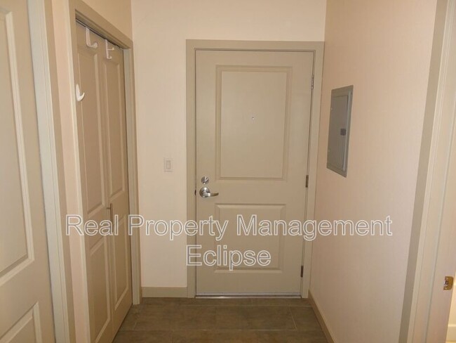 Building Photo - 211 Kirkland Ave