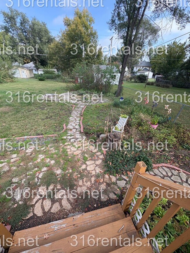 Building Photo - $799 - 2bed 1 bath - Single Family Home