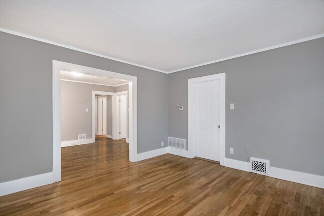 Building Photo - NW 2BR Upper