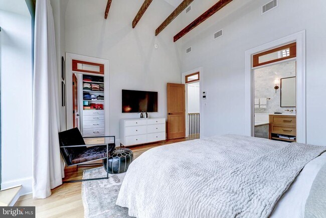 Building Photo - 1327 R St NW